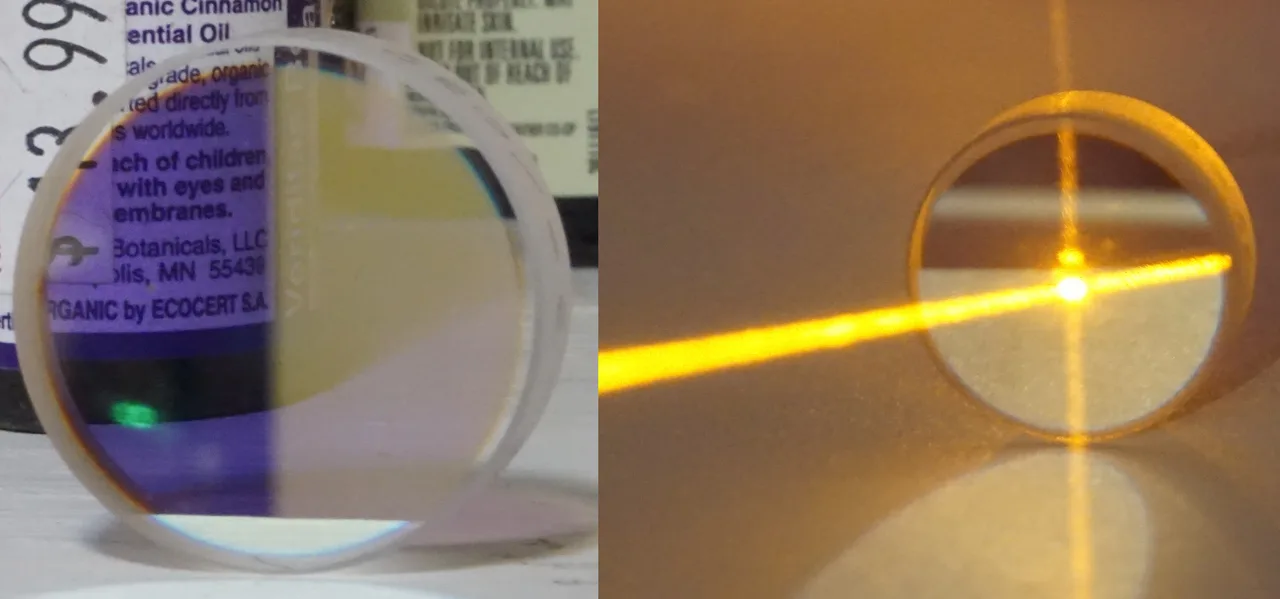 Componente óptico con recubrimiento dieléctrico multicapa centrado en 550 nm, mostrando reflejos espectrales en su superficie.